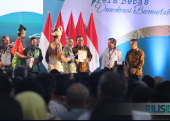 Iskandar Terima Penghargaan Press Card Number One