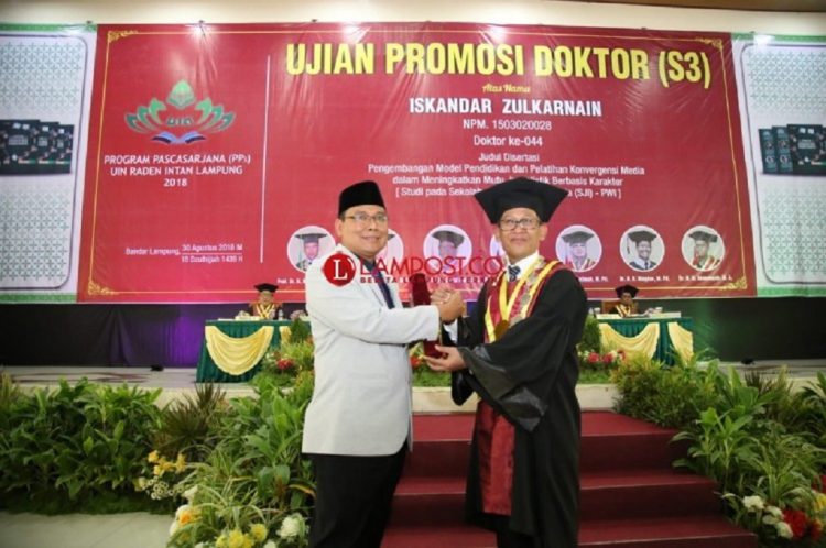 Pemred Lampung Post Raih Gelar Doktor dari UIN Raden Intan
