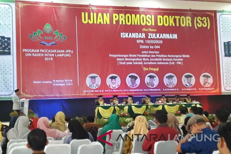 Pemimpin Redaksi Lampung Post Raih Gelar Doktor