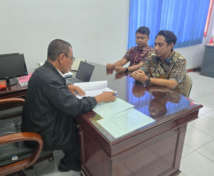 Ahli Pers Dewan Pers, Iskandar Zulkarnain memberikan keterangan ahli di hadapanTim Penyidik dari Ditreskrimsus Polda Lampung, Jumat (14 Agustus 2026).
